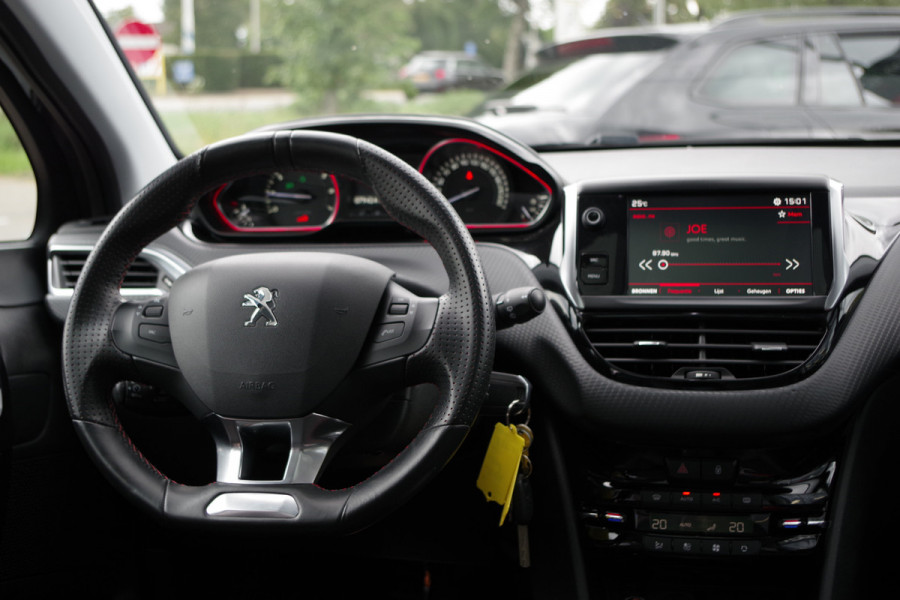 Peugeot 2008 1.2 PureTech 130 PK Automaat GT-Line, Trekhaak, Panoramadak, Climate Control