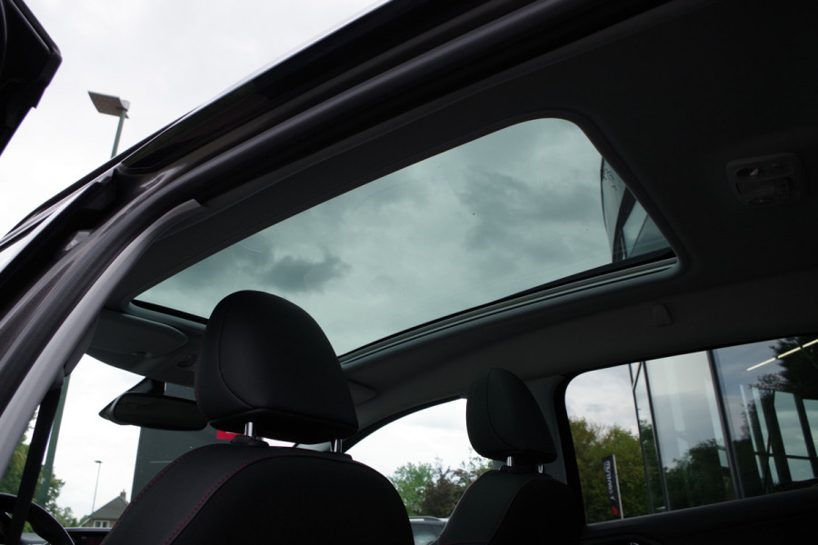 Peugeot 2008 1.2 PureTech 130 PK Automaat GT-Line, Trekhaak, Panoramadak, Climate Control