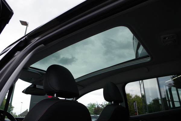 Peugeot 2008 1.2 PureTech 130 PK Automaat GT-Line, Trekhaak, Panoramadak, Climate Control