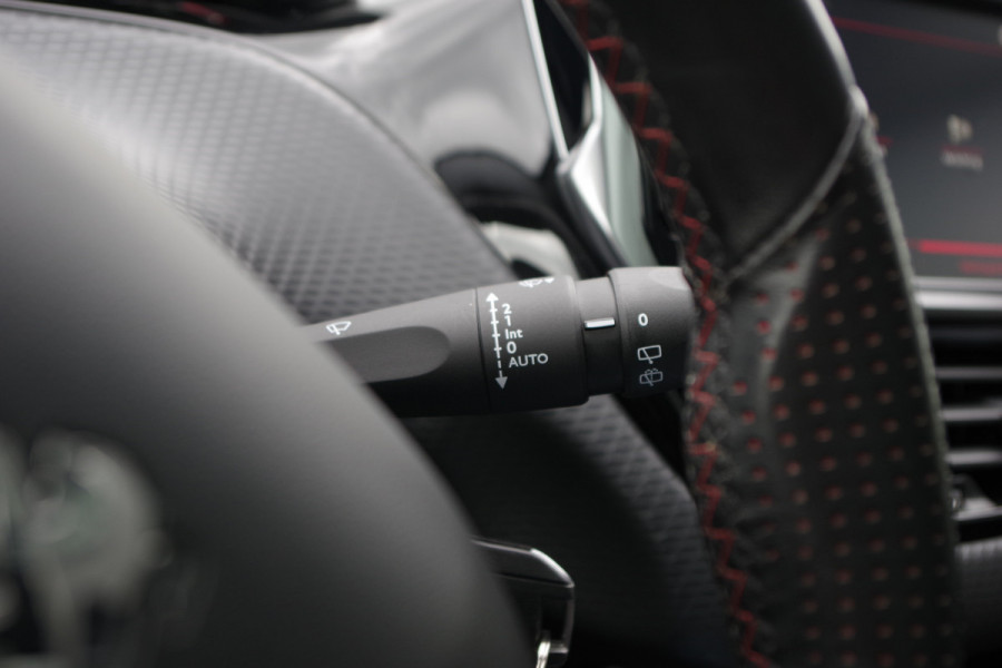 Peugeot 2008 1.2 PureTech 130 PK Automaat GT-Line, Trekhaak, Panoramadak, Climate Control
