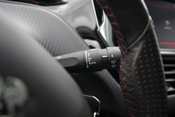 Peugeot 2008 1.2 PureTech 130 PK Automaat GT-Line, Trekhaak, Panoramadak, Climate Control