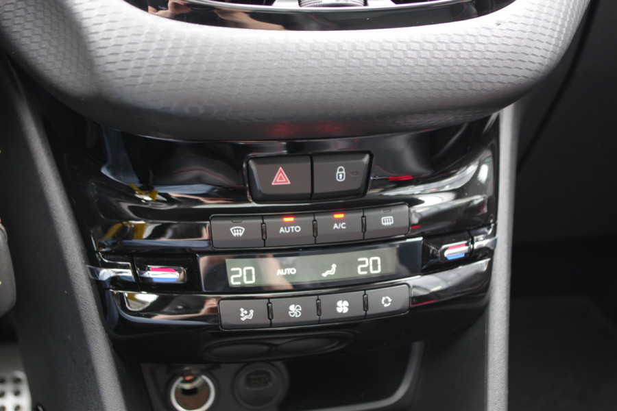 Peugeot 2008 1.2 PureTech 130 PK Automaat GT-Line, Trekhaak, Panoramadak, Climate Control