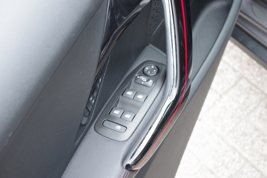 Peugeot 2008 1.2 PureTech 130 PK Automaat GT-Line, Trekhaak, Panoramadak, Climate Control