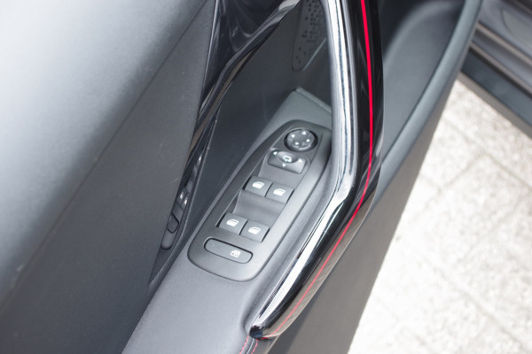 Peugeot 2008 1.2 PureTech 130 PK Automaat GT-Line, Trekhaak, Panoramadak, Climate Control