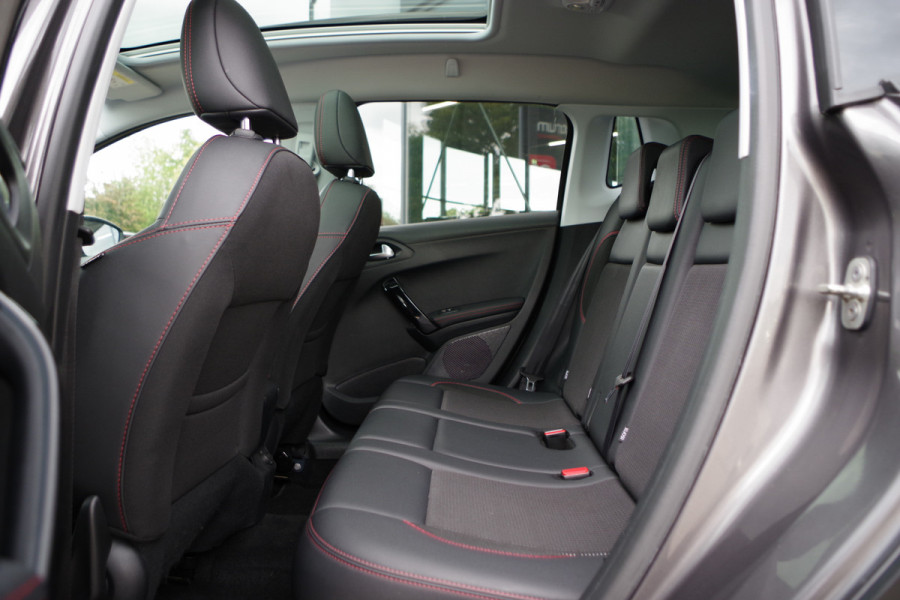 Peugeot 2008 1.2 PureTech 130 PK Automaat GT-Line, Trekhaak, Panoramadak, Climate Control