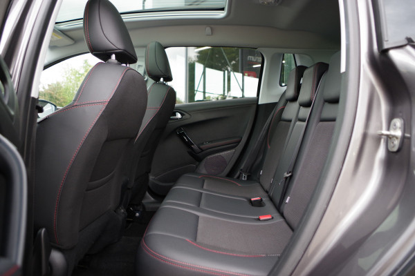 Peugeot 2008 1.2 PureTech 130 PK Automaat GT-Line, Trekhaak, Panoramadak, Climate Control