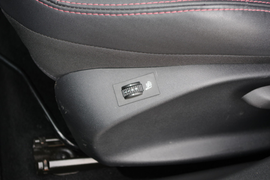 Peugeot 2008 1.2 PureTech 130 PK Automaat GT-Line, Trekhaak, Panoramadak, Climate Control