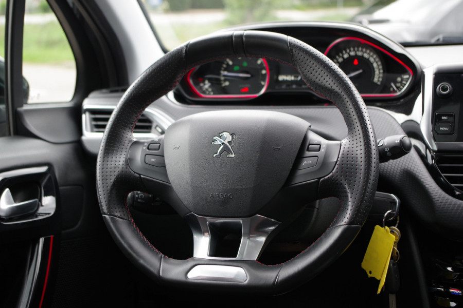 Peugeot 2008 1.2 PureTech 130 PK Automaat GT-Line, Trekhaak, Panoramadak, Climate Control