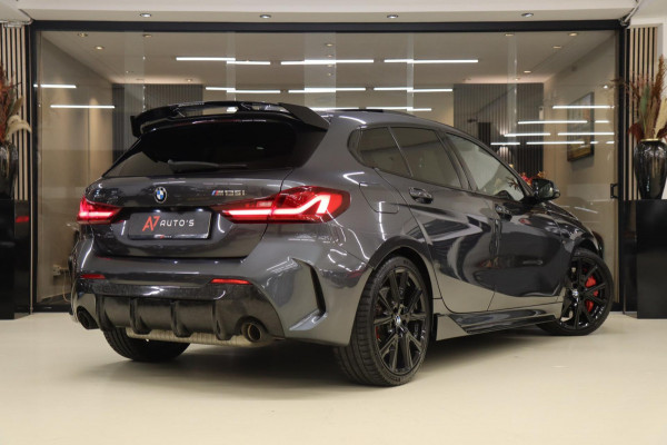BMW 1-serie M135i xDrive High Executive M Performance Forged Carbon PANO/Kuip/HEADUP/H&K/BOMVOL