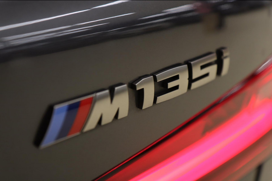 BMW 1-serie M135i xDrive High Executive M Performance Forged Carbon PANO/Kuip/HEADUP/H&K/BOMVOL