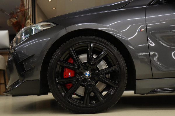 BMW 1-serie M135i xDrive High Executive M Performance Forged Carbon PANO/Kuip/HEADUP/H&K/BOMVOL