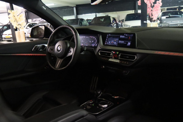 BMW 1-serie M135i xDrive High Executive M Performance Forged Carbon PANO/Kuip/HEADUP/H&K/BOMVOL