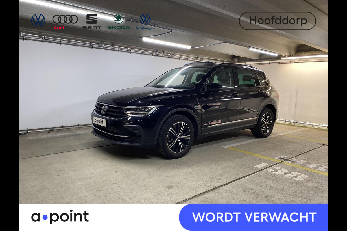 Volkswagen Tiguan 1.4 TSI eHybrid Life 245 pk Automaat (DSG) | Navigatie | Panoramadak | Elektr. trekhaak | Parkeersensoren | Achteruitrijcamera | Stoelverwarming |