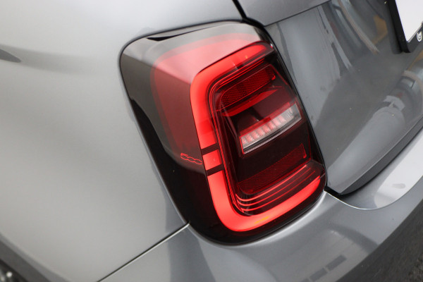 Fiat 500 Icon 42 kWh Full LED, Virtual Cockpit, Camera, Lane Assist, Apple Carplay, DAB, 16"