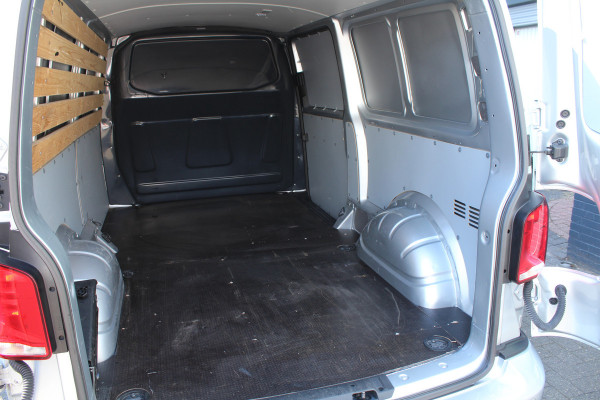 Volkswagen Transporter 2.0 TDI 150pk L2H1 Bulli DSG NL-Auto NAP Airco Cruise Navi Camera 17"LMV Sidebars Trekhaak 2500kg