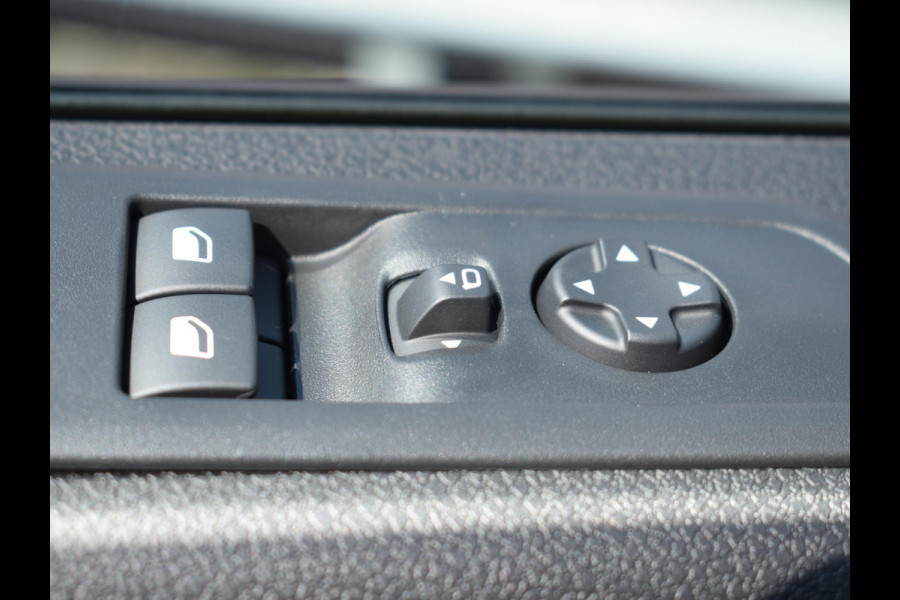 Peugeot e-Expert EV L2 75 kWh | 8 jaar garantie | Apple Carplay | parkeersensoren + camera | navigatie | rijklaarprijs Peugeot e-Expert EV L2 75 kWh | 8 jaar garantie | Apple Carplay | parkeersensoren + camera | navigatie | rijklaarprijs