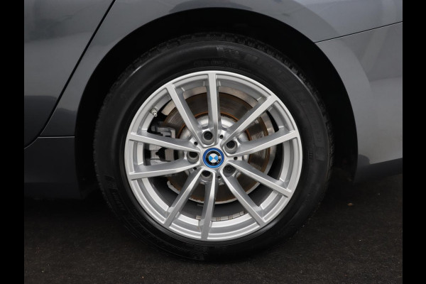 BMW 3-serie 320e Advantage | Leder | Sportstoelen | Stoelverwarming | Camera | Live Cockpit | Carplay | Navigatie | Full LED | Park Assist | PHEV | Plug In