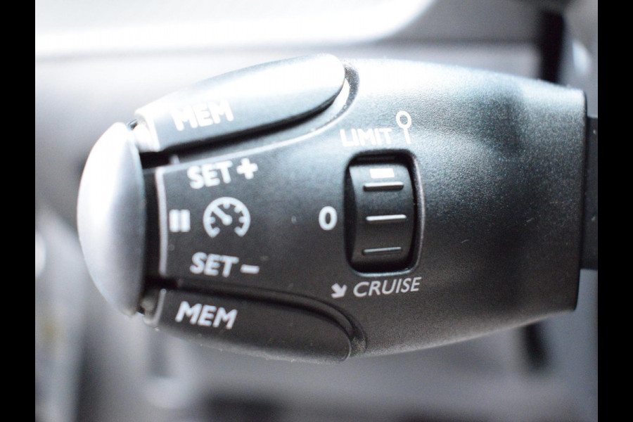 Peugeot 2008 1.2 PureTech 100 Allure NAVI & CARPLAY | CAMERA MET SENSOREN | E.C.C. |