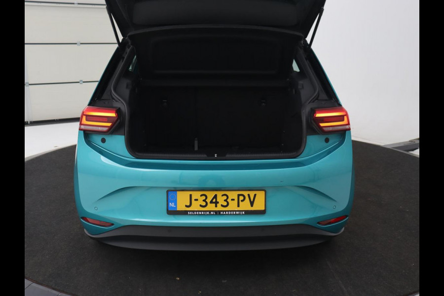 Volkswagen ID.3 First 58 kWh | Stoel & stuurverwarming | Adaptive cruise | Camera | Carplay | Navigatie | Full LED | Parkeerhulp | 18" lichtmetalen velgen