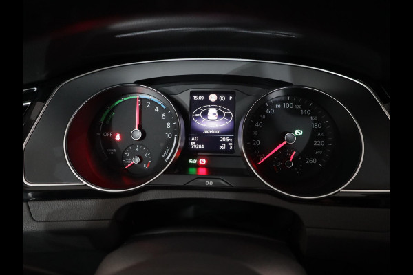 Volkswagen Passat 1.4 TSI PHEV GTE Business 218 pk Automaat (DSG) | Navigatie | Panoramadak | Parkeersensoren (Park assist) | Matrix LED koplampen | Stoelverwarming |