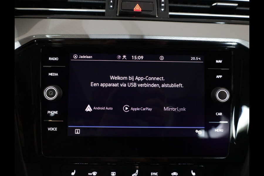Volkswagen Passat 1.4 TSI PHEV GTE Business 218 pk Automaat (DSG) | Navigatie | Panoramadak | Parkeersensoren (Park assist) | Matrix LED koplampen | Stoelverwarming |