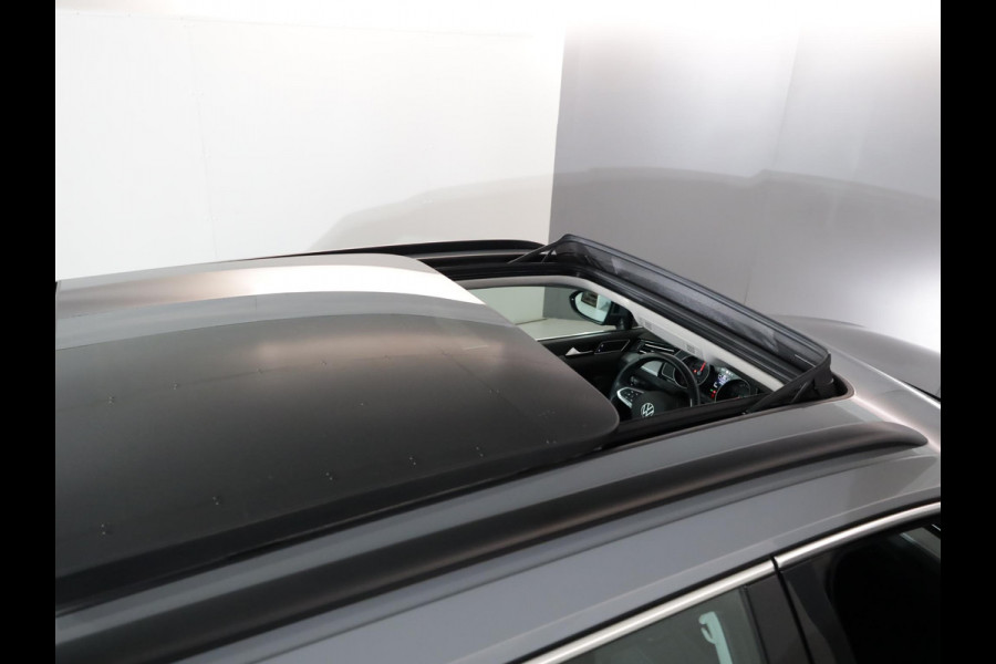 Volkswagen Passat 1.4 TSI PHEV GTE Business 218 pk Automaat (DSG) | Navigatie | Panoramadak | Parkeersensoren (Park assist) | Matrix LED koplampen | Stoelverwarming |