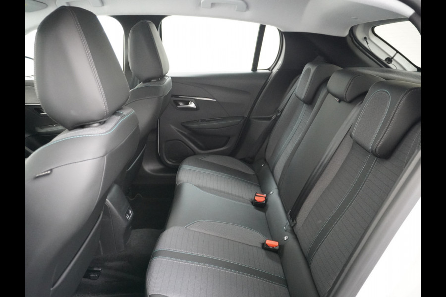 Peugeot e-208 EV Active 50kWh Automaat Apple Carplay Android Auto Navi Ecc 360°Camera Cruise Control Stoelverwarming Pdc DAB+ Keyless Privacy Glas Led Isofix Regen-Lichtsensor Rijstrooksensor Verkeersbord detectie