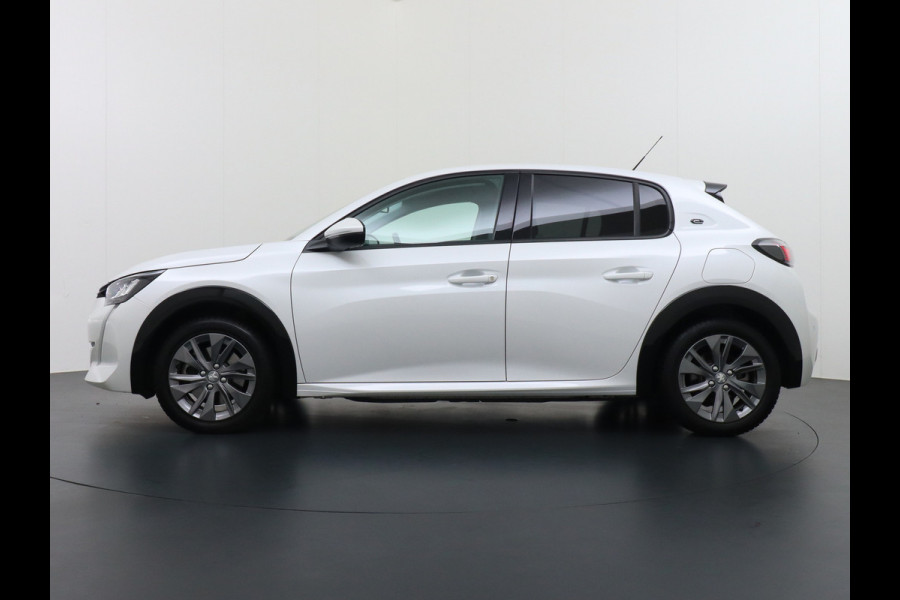 Peugeot e-208 EV Active 50kWh Automaat Apple Carplay Android Auto Navi Ecc 360°Camera Cruise Control Stoelverwarming Pdc DAB+ Keyless Privacy Glas Led Isofix Regen-Lichtsensor Rijstrooksensor Verkeersbord detectie