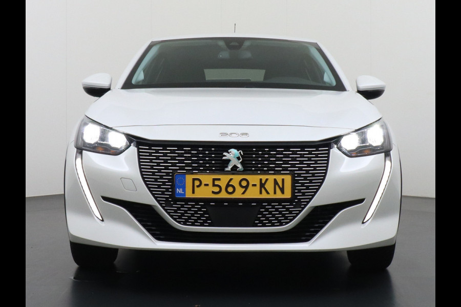 Peugeot e-208 EV Active 50kWh Automaat Apple Carplay Android Auto Navi Ecc 360°Camera Cruise Control Stoelverwarming Pdc DAB+ Keyless Privacy Glas Led Isofix Regen-Lichtsensor Rijstrooksensor Verkeersbord detectie