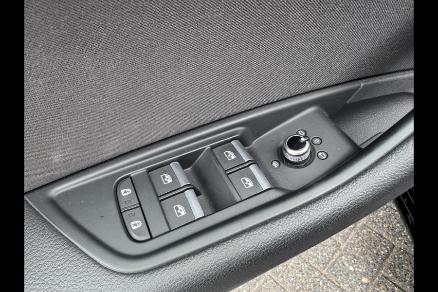 Audi A4 Limousine 35 TFSI S-Line | Navigatie | Digitale Dashboard | Matrix LED | DAB |