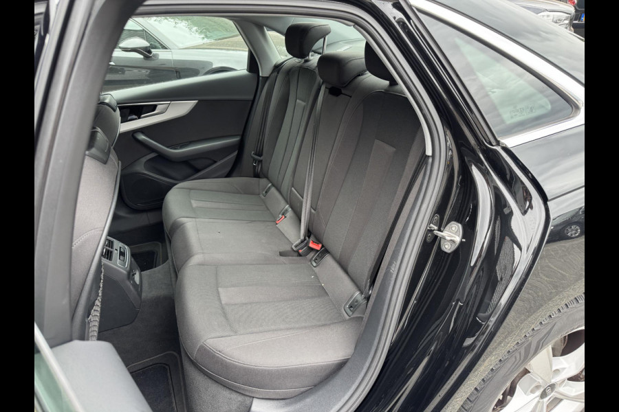 Audi A4 Limousine 35 TFSI S-Line | Navigatie | Digitale Dashboard | Matrix LED | DAB |