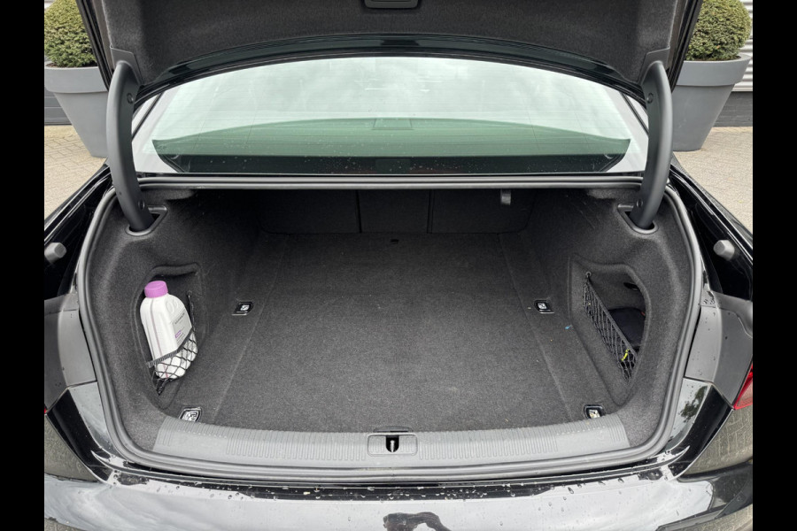 Audi A4 Limousine 35 TFSI S-Line | Navigatie | Digitale Dashboard | Matrix LED | DAB |
