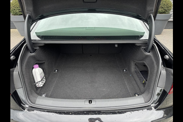 Audi A4 Limousine 35 TFSI S-Line | Navigatie | Digitale Dashboard | Matrix LED | DAB |