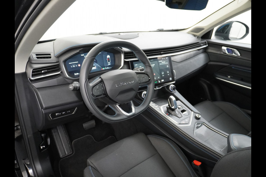Lynk & Co 01 1.5T PHEV AUT-7 261pk Pano-Schuif-K-dak 20" 360°Camera Apple Carplay Android Auto Adap.-Cruise Navi Pdc Ecc Keyless Led Plug-In  Elek.Memory.Verwarmde.Stoel(en) File assistent Dodehoek detector Elek. Bedienbare Achterklep Rijstrooksensor Wifi Verkeersbord detectie 425Nm koppel 3,6kw laadvermogen Euro 6 Hybride Benzine / Elektrisch rijden 1.800kg trekvermogen