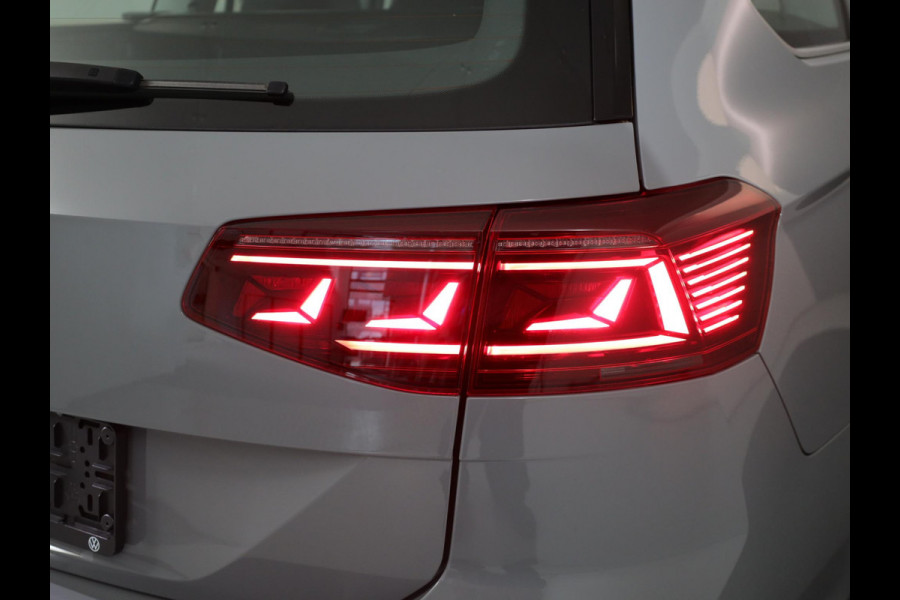 Volkswagen Passat 1.4 TSI PHEV GTE Business 218 pk Automaat (DSG) | Navigatie | Panoramadak | Parkeersensoren (Park assist) | Matrix LED koplampen | Stoelverwarming |