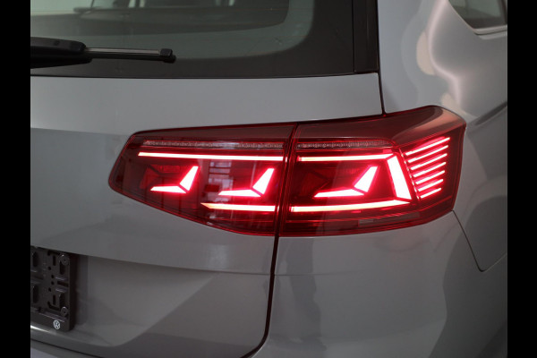 Volkswagen Passat 1.4 TSI PHEV GTE Business 218 pk Automaat (DSG) | Navigatie | Panoramadak | Parkeersensoren (Park assist) | Matrix LED koplampen | Stoelverwarming |