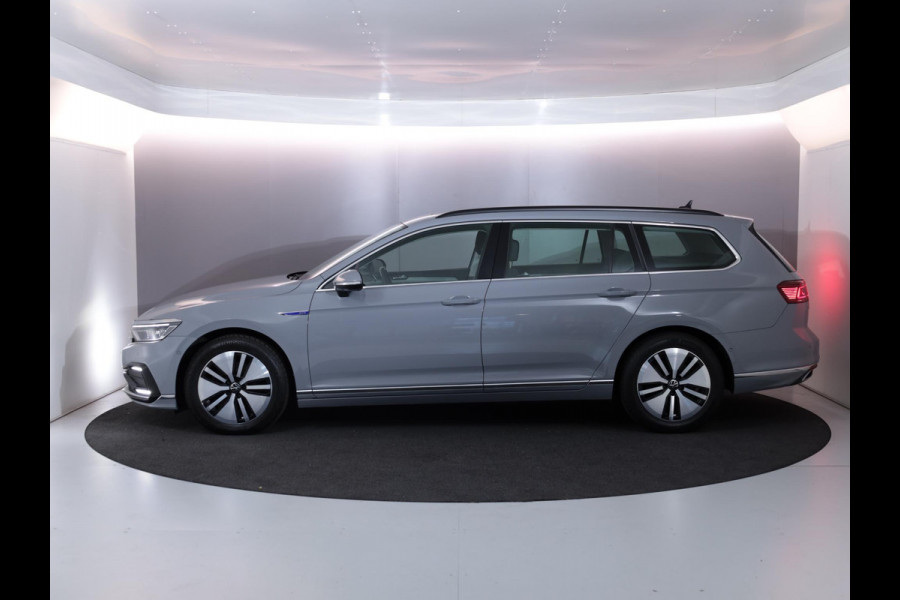 Volkswagen Passat 1.4 TSI PHEV GTE Business 218 pk Automaat (DSG) | Navigatie | Panoramadak | Parkeersensoren (Park assist) | Matrix LED koplampen | Stoelverwarming |