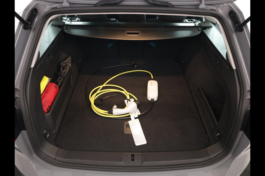 Volkswagen Passat 1.4 TSI PHEV GTE Business 218 pk Automaat (DSG) | Navigatie | Panoramadak | Parkeersensoren (Park assist) | Matrix LED koplampen | Stoelverwarming |