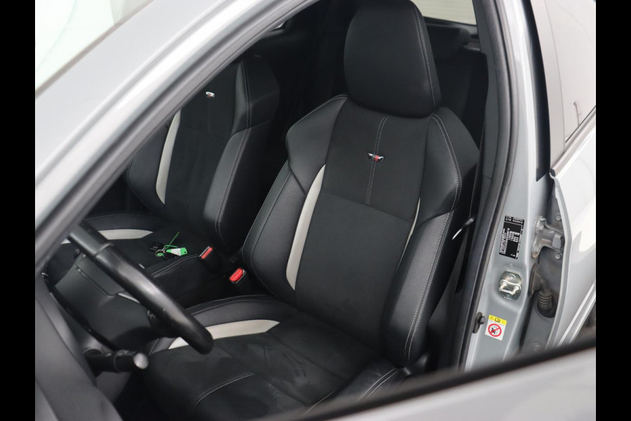 Toyota Yaris 1.5 Hybrid GR Sport | Sportstoelen | Leder/Alcantara | Camera | Climate control | Cruise control | Getint glas | Bluetooth