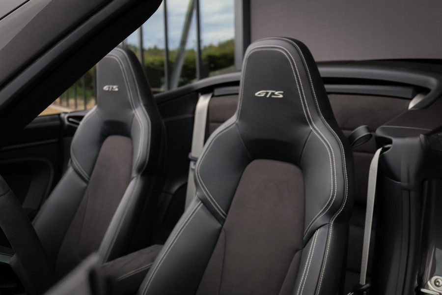 Porsche 911 Cabrio 3.0 Carrera 4 GTS | ACHTERASBESTURING | ADAPTIVE SPORTSTOELLEN PLUS | DECOR MAT CARBON | LICHT DESIGN PACK | SPORT DESIGN