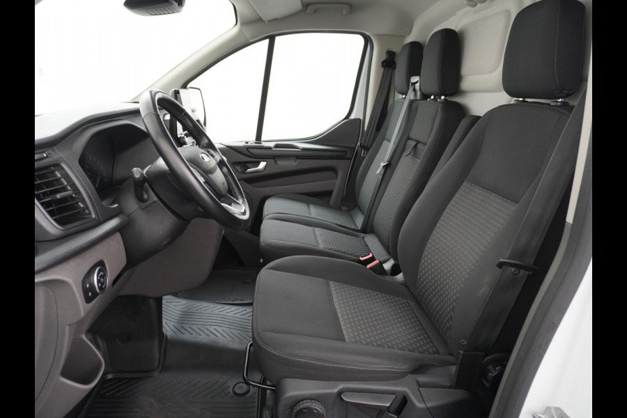 Ford Transit Custom 280 2.0TDCI 130PK L1H1 3-Persoons Apple Carplay Android Auto Airco Trekhaak Camera Cruise Control Pdc Voorruitverwarming Trend Regen-Lichtsensor Betonplex Vloer Wandbetimmering Schuifdeur Euro 6 385NM Koppel Zeer Compleet!