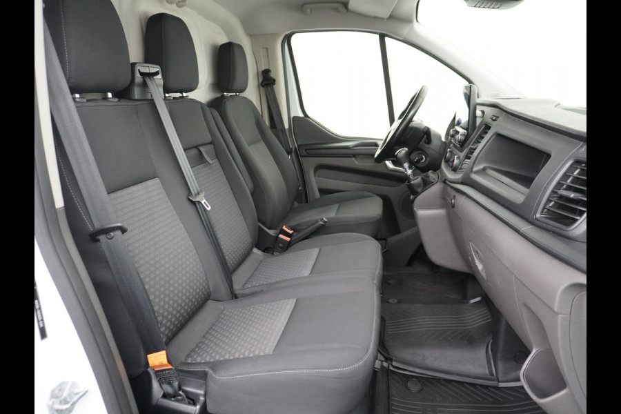 Ford Transit Custom 280 2.0TDCI 130PK L1H1 3-Persoons Apple Carplay Android Auto Airco Trekhaak Camera Cruise Control Pdc Voorruitverwarming Trend Regen-Lichtsensor Betonplex Vloer Wandbetimmering Schuifdeur Euro 6 385NM Koppel Zeer Compleet!