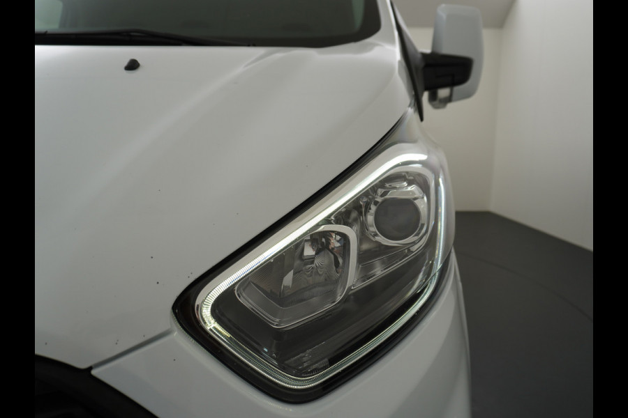 Ford Transit Custom 280 2.0TDCI 130PK L1H1 3-Persoons Apple Carplay Android Auto Airco Trekhaak Camera Cruise Control Pdc Voorruitverwarming Trend Regen-Lichtsensor Betonplex Vloer Wandbetimmering Schuifdeur Euro 6 385NM Koppel Zeer Compleet!