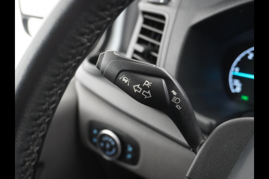 Ford Transit Custom 280 2.0TDCI 130PK L1H1 3-Persoons Apple Carplay Android Auto Airco Trekhaak Camera Cruise Control Pdc Voorruitverwarming Trend Regen-Lichtsensor Betonplex Vloer Wandbetimmering Schuifdeur Euro 6 385NM Koppel Zeer Compleet!