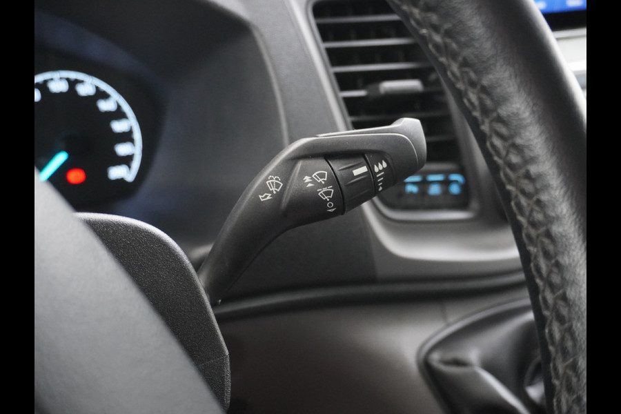 Ford Transit Custom 280 2.0TDCI 130PK L1H1 3-Persoons Apple Carplay Android Auto Airco Trekhaak Camera Cruise Control Pdc Voorruitverwarming Trend Regen-Lichtsensor Betonplex Vloer Wandbetimmering Schuifdeur Euro 6 385NM Koppel Zeer Compleet!