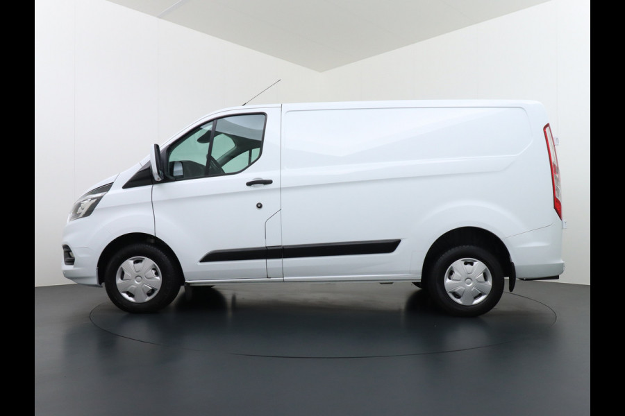 Ford Transit Custom 280 2.0TDCI 130PK L1H1 3-Persoons Apple Carplay Android Auto Airco Trekhaak Camera Cruise Control Pdc Voorruitverwarming Trend Regen-Lichtsensor Betonplex Vloer Wandbetimmering Schuifdeur Euro 6 385NM Koppel Zeer Compleet!