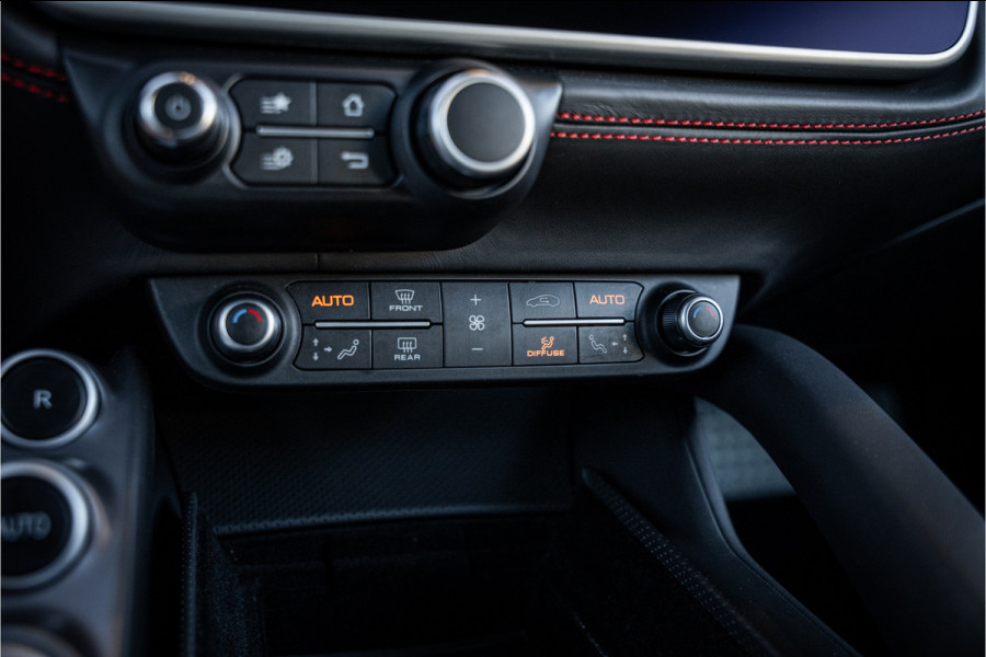 Ferrari GTC4Lusso T 3.9 V8 - Nero Daytona | Passenger Display | Lift | Stoelkoeling | Memory