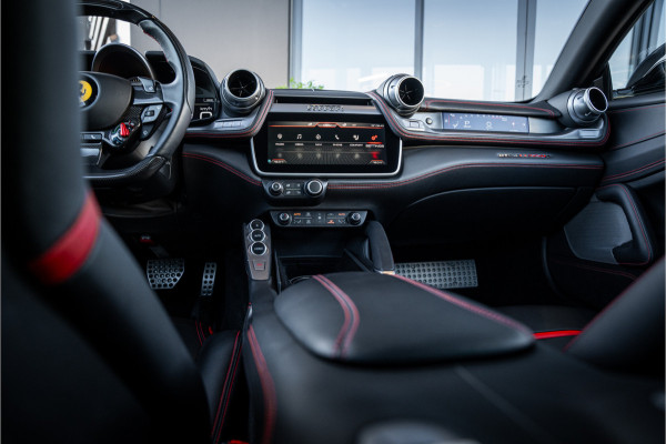 Ferrari GTC4Lusso T 3.9 V8 - Nero Daytona | Passenger Display | Lift | Stoelkoeling | Memory