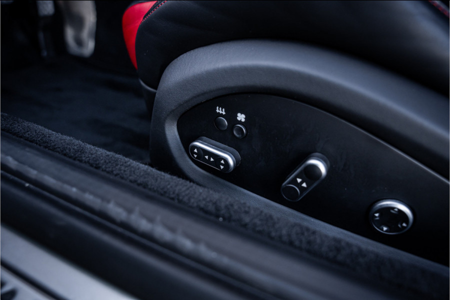 Ferrari GTC4Lusso T 3.9 V8 - Nero Daytona | Passenger Display | Lift | Stoelkoeling | Memory