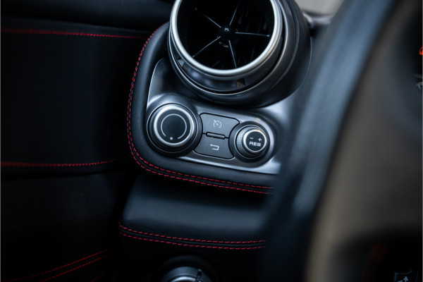 Ferrari GTC4Lusso T 3.9 V8 - Nero Daytona | Passenger Display | Lift | Stoelkoeling | Memory